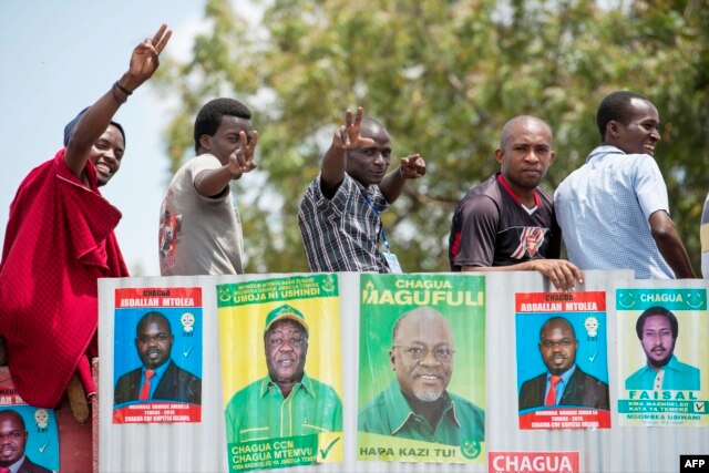 Supporters cheer during a campaign meeting delivered by former Tanzania's Prime minister and presidential candidate Edward Lowassa in Dar es Salaam, Oct. 1, 2015.