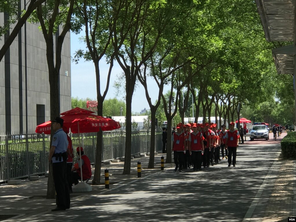 美媒实拍：一带一路峰会场外实地观察（图集）