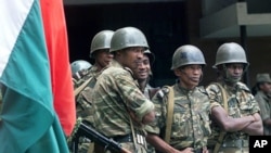 Des militaires malgaches (AP/22 juillet 2012)