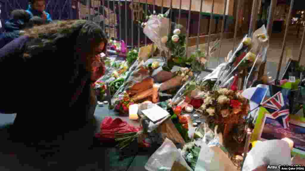 Mourners at a memorial in Paris, Nov 14, 2015 (VOA/Arzu Çakır).