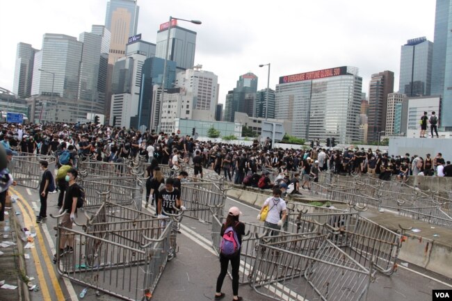 香港立法会周边道路上的路障 （美国之音记者申华拍摄）