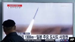 Seorang pria menyaksikan penayangan berita tentang peluncuran misil Korea Utara dari televisi di stasiun kereta api Seoul, Korea Selatan (18/3). 