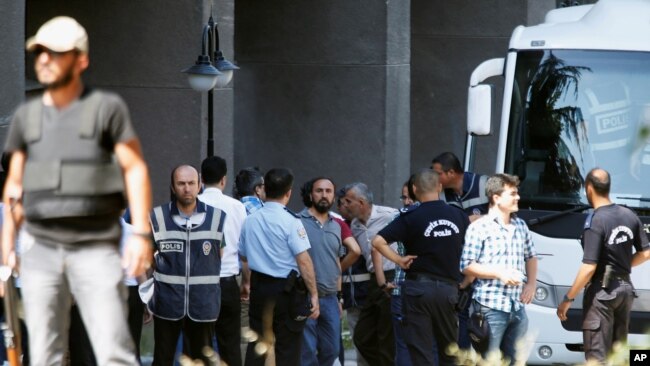 ترکی میں فوجی بغاوت کی کوشش کے الزام میں سیکڑوں افراد کو سزائیں دی جا چکی ہیں۔ (فائل فوٹو)