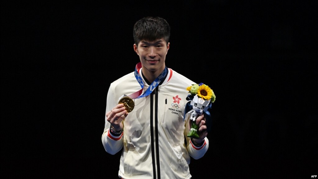 香港剑击选手张家朗2021年7月26日在东京奥运会上夺得男子花剑个人赛金牌。(photo:VOA)