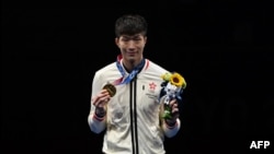 香港剑击选手张家朗2021年7月26日在东京奥运会上夺得男子花剑个人赛金牌。