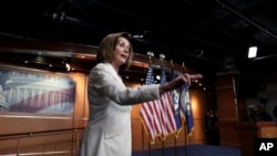 លោក​ស្រី Nancy Pelosi ប្រធាន​សភា ឆ្លើយ​តប​នឹង​សំណួរ​ពី​អ្នក​សារព័ត៌មាន​ដែល​សួរ​ថា​តើ​លោកស្រីស្អប់​ប្រធានាធិបតី​ ត្រាំ ដែរ​ឬ​ទេ នៅឯ​វិមាន​រដ្ឋសភា កាល​ពី​ថ្ងៃ​ទី​៥ ធ្នូ ២០១៩។