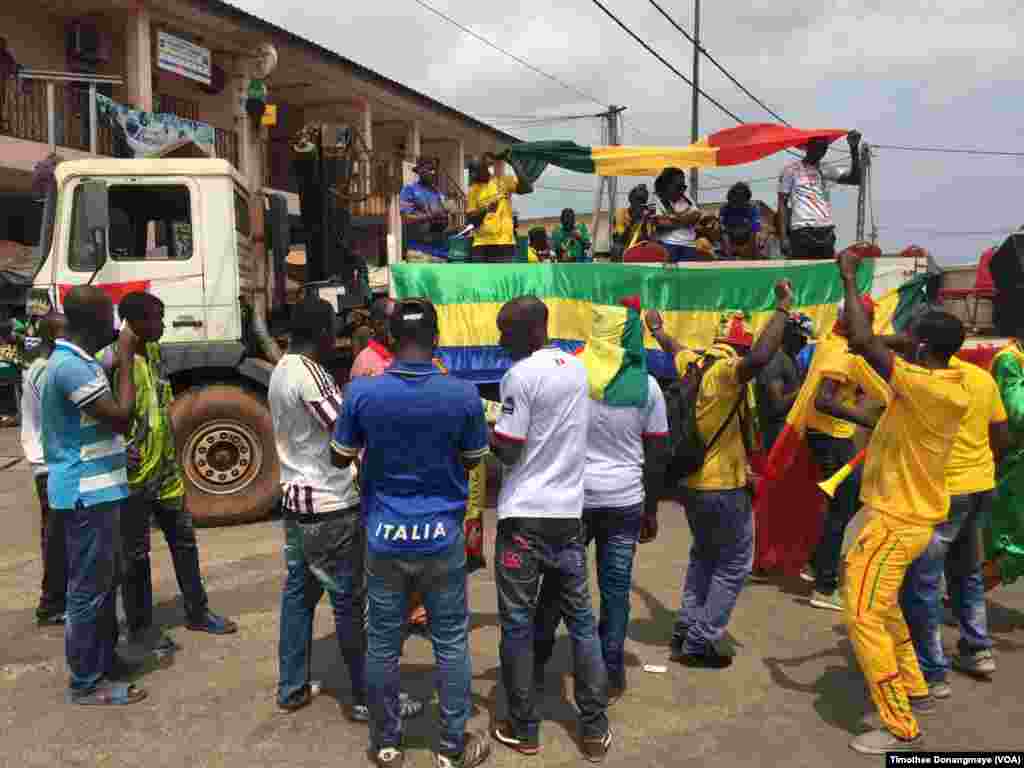 Mashabiki wa Mali washerehkea katika mji wa Port-Gentil kabla ya mchuano wa timu yao siku ya Jumane Januari 16 2017. (VOA/ Timothée Donangmaye)