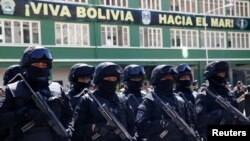 E ministro de Gobierno, Arturo Murillo, presentó a la unidad especial en el departamento de La Paz, el martes 3 de diciembre de 2019. Está conformada por 60 uniformados entrenados para combatir el terrorismo.