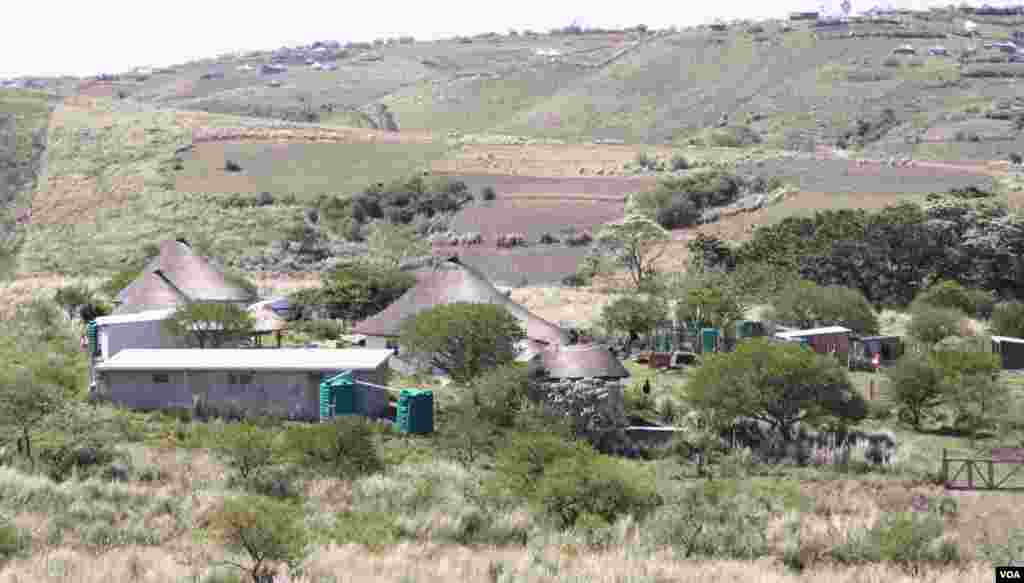 The Ikhaya Loxolo compound in Hobeni district (VOA/Taylor) 