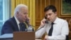 Rais wa Marekani Joe Biden akizungumza kwa simu na rais wa Ukraine Volodymyr Zelenskiy