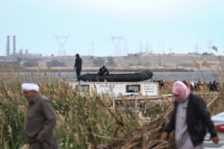 Kerabat korban kapal terbalik berkumpul di tepi Danau Mariout, 20 kilometer barat kota Alexandria, Mesir, 23 Februari 2021, saat tim SAR melakukan operasi pencarian korban.