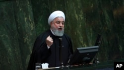 伊朗總統魯哈尼在議會講話。( 2018年12月25日美聯社)
