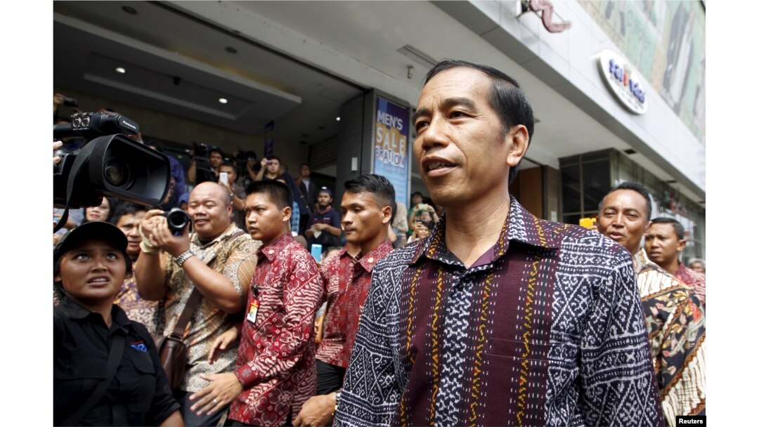 Tổng thống Indonesia Joko Widodo thăm một cửa hàng nằm gần nơi xảy ra vụ nổ súng và đánh bom ở trung tâm Jakarta, ngày 15/1/2016.