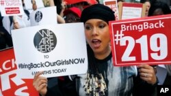 Penyanyi dan penulis lagu Alicia Keys bergabung dengan para demonstran lain dalam kampanye "Bring Back Our Girls" di depan konsulat Nigeria di New York (14/10). (AP/Kathy Willens)