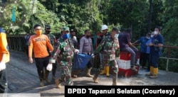 Proses pencarian dan evakuasi korban longsor di areal proyek pembangunan PLTA Batang Toru, Kecamatan Batang Toru, Kabupaten Tapanuli Selatan, Sumatera Utara, Jumat 30 April 2021. (Courtesy: BPBD Tapanuli Selatan)