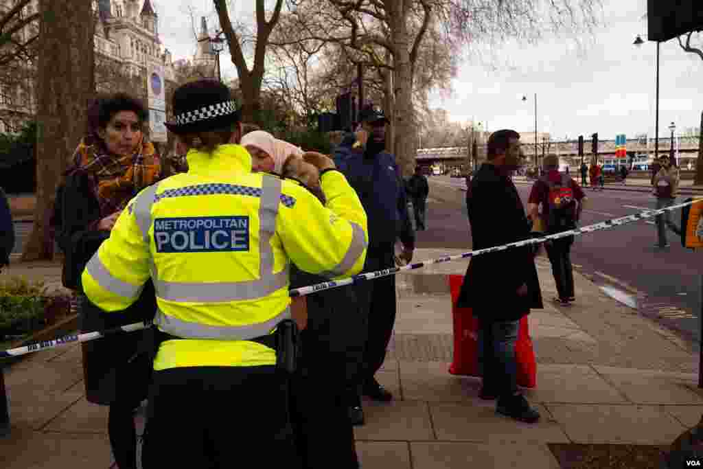 Police prevent members of the public to from approaching the scene of the attack in London, March 22, 2017. (Photo: R. James / VOA)