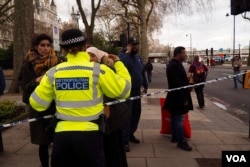 Police prevent members of the public to from approaching the scene of the attack in London, March 22, 2017. (R. James/VOA)