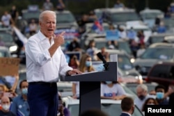 Capres Demokrat Joe Biden berbicara dalam acara kampanye di kota Atlanta, Georgia, Selasa (27/10).