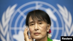 Burmese pro-democracy leader Aung San Sui Kyi attends a news conference after addressing the 101st session of the International Labor Conference of the International Labor Organization at the United Nations European headquarters in Geneva, June 14, 2012.