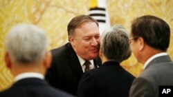 지난 7일 한국 청와대를 방문한 마이크 폼페오 미국 국무장관이 강경화 한국 외교장관과 인사를 나누고 있다.