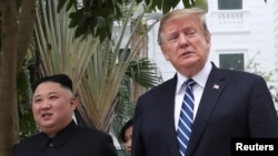 El presidente de los Estados Unidos, Donald Trump, y el líder de Corea del Norte, Kim Jong Un, caminan por el jardín del hotel Metropole durante la segunda reunión de Corea del Norte y EE.UU en Hanoi, Vietnam.