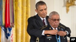 美國總統奧巴馬3月18日為24名少數族裔退伍軍人頒發榮譽勳章﹐圖中奧巴馬為莫里斯佩帶勳章。