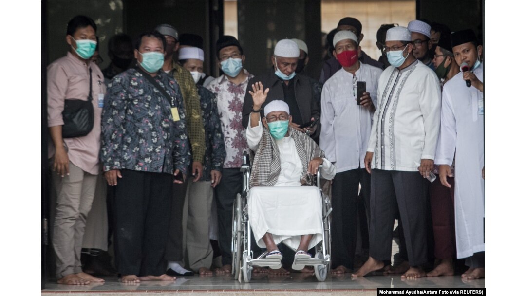 Abu Bakar Ba'asyir melambaikan tangan setibanya di Pondok Pesantren Al Mukmin Ngruki, setelah bebas murni, di Sukoharjo, Solo, Jumat, 8 Januari 2021. (Foto: Mohammad Ayudha/Antara Foto via Reuters)
