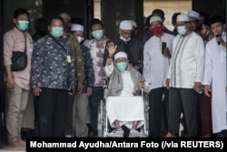 Abu Bakar Ba'asyir melambaikan tangan setibanya di Pondok Pesantren Al Mukmin Ngruki, setelah bebas murni, di Sukoharjo, Solo, Jumat, 8 Januari 2021. (Foto: Mohammad Ayudha/Antara Foto via Reuters)