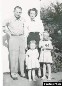 아버지의 한국전 참전 직전 촬영된 재니스 쿠란씨 가족 사진.