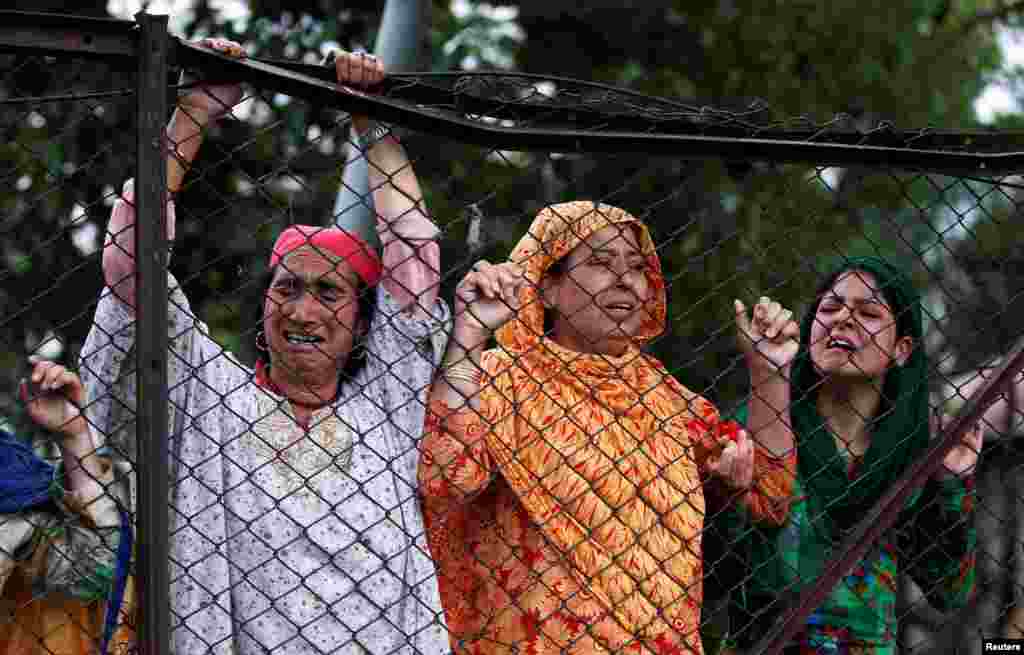 مظاہرین اور بھارتی فورسز کے درمیان جھڑپوں میں کم از کم 28 افراد ہلاک جب کہ 200 سے زائد زخمی ہوئے۔