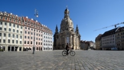 Un ciclista paseando por la plaza Neumarkt de Dresden (Alemania) el 1 de abril de 2020.