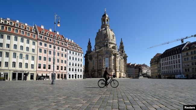Un ciclista paseando por la plaza Neumarkt de Dresden (Alemania) el 1 de abril de 2020.