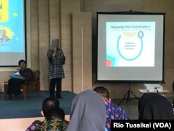 Dosen komunikasi Unisba Ani Yuningsih berbicara dalam bincang-bincang "Islam di ASEAN" di kampus Unisba, Bandung, Senin (10/12/2018) pagi. Dia mengatakan kelompok muslim moderat harus lebih aktif mempromosikan nilai-nilai Islam di internet. (Foto: Rio Tua