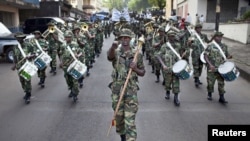 Một đoàn quân nhạc Sierra Leone diễu hành tại Freetown trước cuộc bầu cử ngày 16 tháng 11 năm 2012