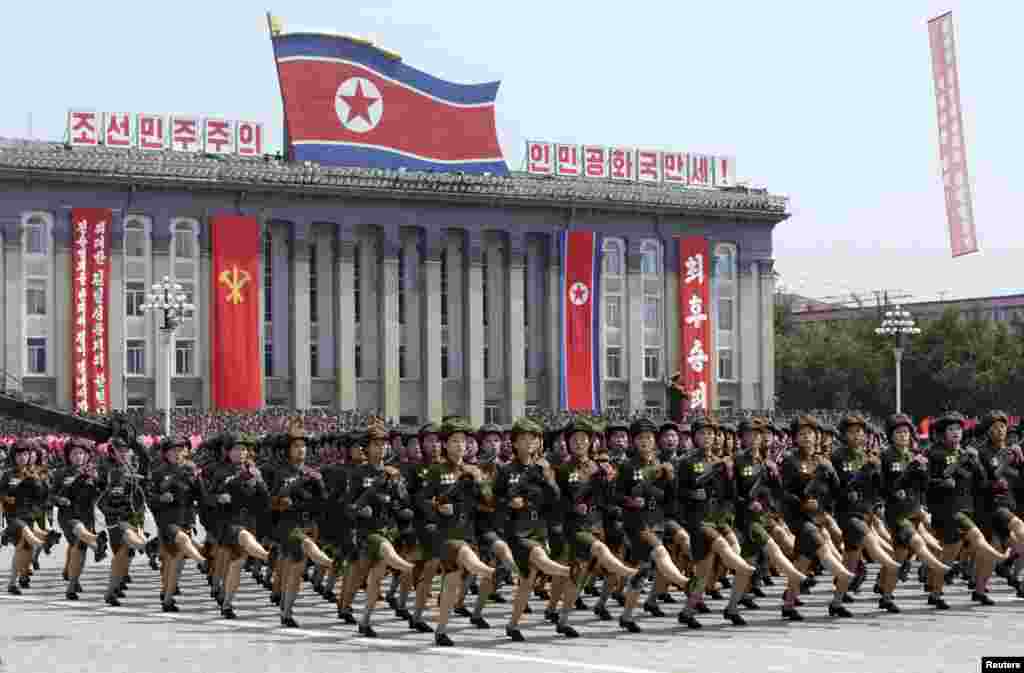 북한 평양에서 27일 한국전 정전 60주년을 맞아 '전승절 기념 열병식'이 열린 가운데, 행진하는 북한 여군들.