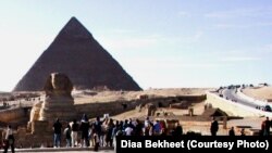FILE - Tourists are gathering around the Sphinx, which guards the Great Pyramid of King Cheops at the Giza necropolis just outside Cairo, Egypt. (D. Bekheet/VOA)