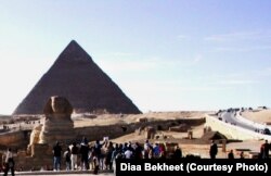 FILE - Tourists are gathering around the Sphinx, which guards the Great Pyramid of King Cheops at the Giza necropolis just outside Cairo, Egypt. (photo: Diaa Bekheet)