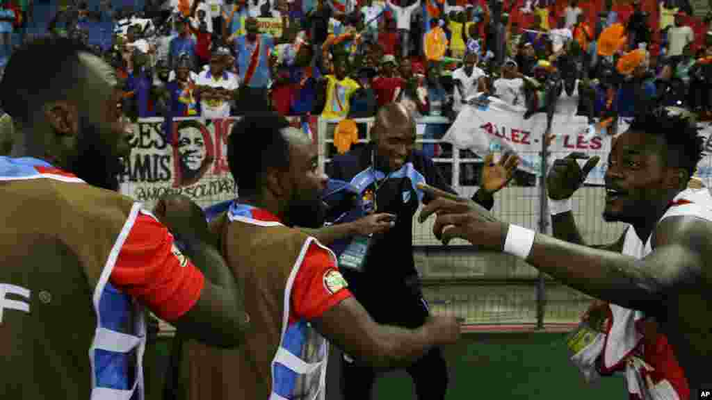 Les joueurs de la RD Congo célèbrent à la fin de leur match de football de la Coupe d&#39;Afrique des nations Groupe B contre la Tunisie à Bata, en Guinée équatoriale, lundi 26 janvier 2015.