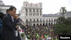 Presiden Ekuador, Rafael Correa memberikan salam kepada para pendukungnya dari balkon istana Carondelet di Quito, 17 February 2013. (Foto: dok).Correa menang telak dalam pemilihan presiden dan memimpin kembali Ekuader untuk masa jabatan ketiga.