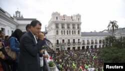 Tổng thống Ecuador Rafael Correa nói chuyện với các ủng hộ viên từ bao lơn dinh tổng thống ở Quito, Ecuador, 17/2/13