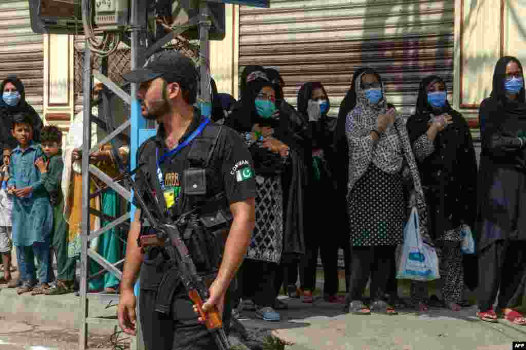 پشاور میں جلوس کی حفاظت کے لیے بڑی تعداد میں پولیس اہلکار تعینات تھے۔