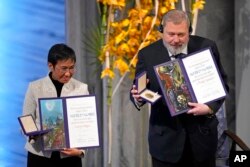 Pemenang Hadiah Nobel Perdamaian Dmitry Muratov dari Rusia dan Maria Ressa dari Filipina di sela upacara Hadiah Nobel Perdamaian di Balai Kota Oslo, Norwegia, 10 Desember 2021. (Foto: AP)