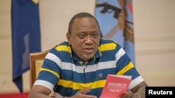 Le président du Kenya Uhuru Kenyatta répond aux questions du public lors d’une séance question-réponse sur Facebook à la Maison d’Etat, à Nairobi, Kenya, 23 juillet 2017. 