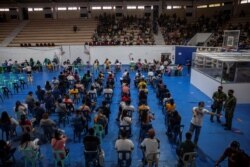 Warga Filipina antre untuk vaksinasi COVID-19 gratis di Kompleks Olahraga San Andres, Manila, Filipina, 21 Juli 2021. (REUTERS/Eloisa Lopez)
