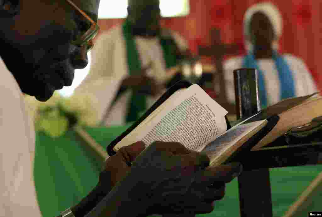 سوڈان کے صدر عمر حسن البشیر کا دعویٰ ہے کہ نیا آئین مذہبی آزادی کا ضامن ہو گا لیکن عیسائی برادری کو اس پر تشویش ہے