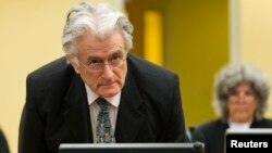 Mantan pemimpin Serbia Bosnia Radovan Karadzic saat menghadiri sidang ICC di Den Haag (foto: dok).