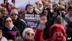 Manifestantes se reúnen para protestar contra las vacunas frente al Monumento a Lincoln en Washington, el 23 de enero de 2022.