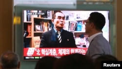 People watch a TV news program showing a file image of Thae Yong Ho, a high-profile North Korean defector, at Seoul Railway Station in Seoul, South Korea, Aug. 17, 2016