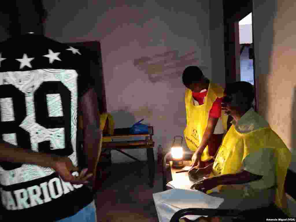 Moçambique foi a votos neste 15 de Outubro de 2019 Em Wimby, na província de Cabo Delgado, a assembleia de voto funcionou a luz da lanterna.