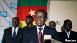 Maurice Kamto, candidat à la présidence du Mouvement de la Renaissance (MRC), réagit alors qu'il tient une conférence de presse à son siège à Yaoundé, au Cameroun, le 8 octobre 2018.